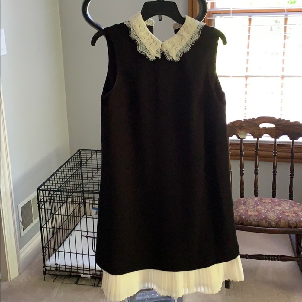 Women’s black sleeveless dress!